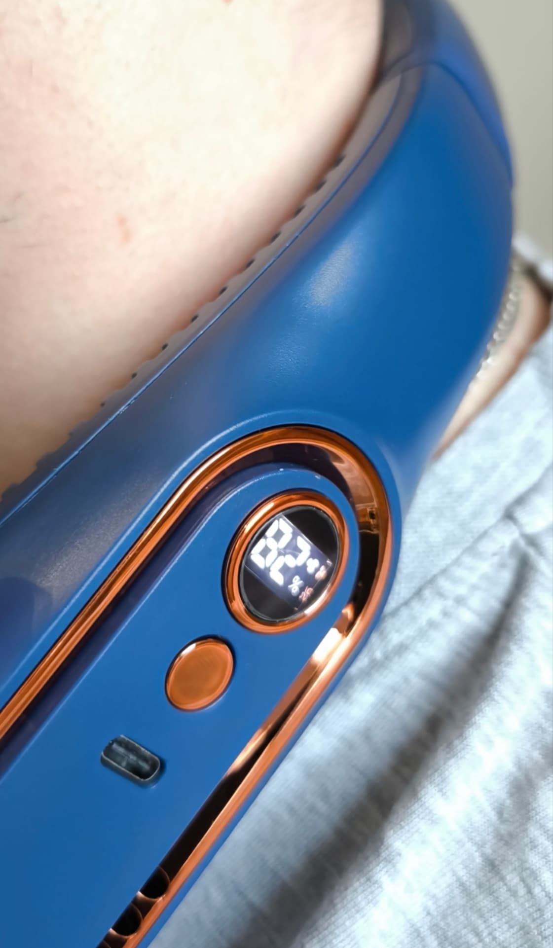 Wentylator na szyję z wyświetlaczem cyfrowym i ładowaniem USB 🌬️